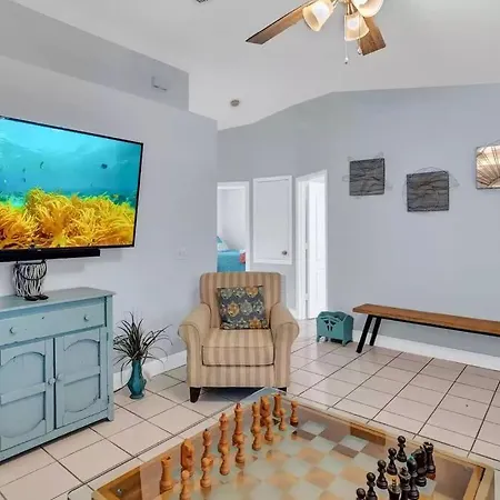 Cheerful 2 Bedroom That Is Close To The Water